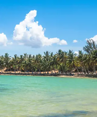 Entspanne am blütenweissen Sandstrand von Madagaskar